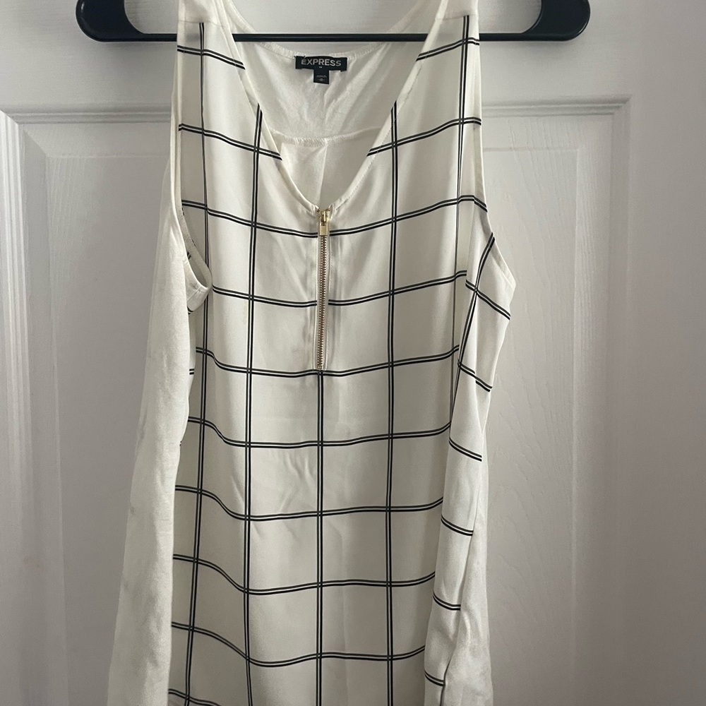 Express sleeveless blouse size M